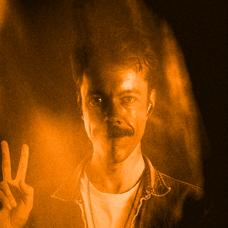 Michiel de Graaf holding up two fingers in a peace sign